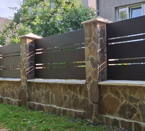 Металевий паркан пряме ранчо з ламелями різної ширини